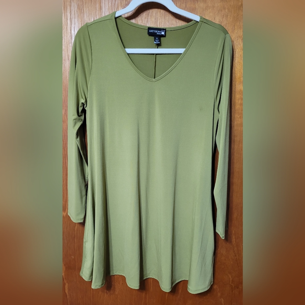 Antthony Originals Green V-Neck Long Sleeve Tunic Top.  Size Small. (0023)